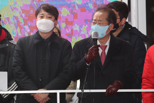 지난 2월22일 서울 마포구 KT&G 상상마당 앞에서 열린 윤석열 당시 국민의힘 대선후보 지원유세에 참석한 홍준표(오른쪽) 의원이 윤 후보 지지를 호소하는 연설을 하고 있다.<국회사진기자단·연합뉴스>